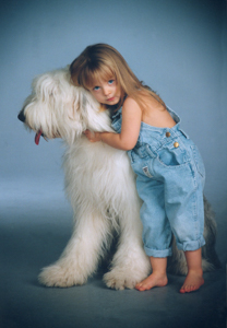 Kleinkind mit Hund Porträtaufnahme